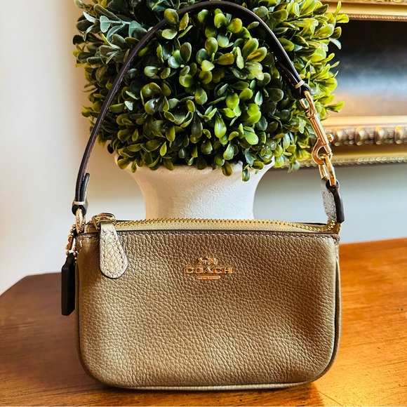 Coach Handbags - 🛍️🛍️ METALLIC GOLD NEW COACH WRISTLET 🎀 PERFECT GRAB & GO OR GNO KEYS & GLOSS